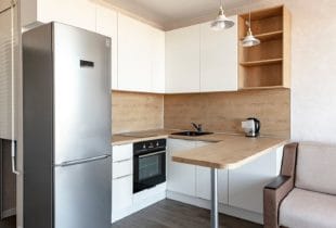 Кухня с барной стойкой Амарант 2,4х2,4х1,8 м